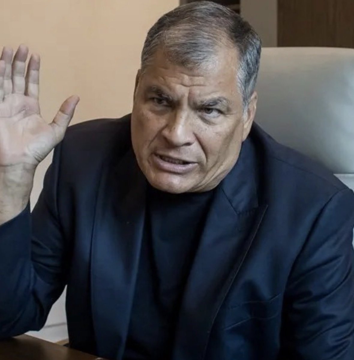 Tomasecues's tweet photo. @MashiRafael Te recomiendo que te pongas un poco de botox , ya que estás en la mierda desde hace mucho . Y también puedes ir a turkia a que te pongan pelo . https://t.co/U4bsxkl0kG