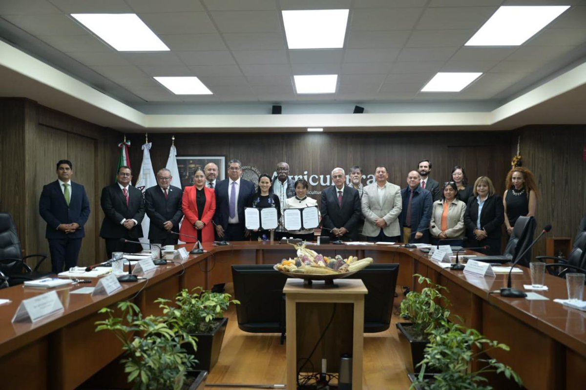 AMEXCID's tweet photo. 🤝🌱 México fortalece la cooperación para impulsar el desarrollo agroalimentario.

#AMEXCID y @Agricultura_mex suscribieron un Convenio Específico de Colaboración Alimentaria 📑🌽 para vincular las capacidades técnicas 👩🏻‍🔬👨🏼‍🔬 de México con oportunidades de cooperación internacional en beneficio del campo 🌾, quienes lo firmaron 🖊️📄 fueron las titulares de las respectivas instancias, @AlejandraDMV y @columbalopezg.

El acuerdo permitirá impulsar proyectos conjuntos de capacitación, asistencia técnica e innovación en temas como salud de los suelos, uso eficiente de fertilizantes, bioinsumos y sanidad agroalimentaria🌾🌱. 

El siguiente paso será identificar prioridades y construir proyectos con objetivos claros, resultados verificables y soluciones que respondan a las necesidades de las y los productores y de cada territorio🚜.

Con conocimiento, cooperación y trabajo conjunto, contribuimos a fortalecer las capacidades agroalimentarias y a generar mayores oportunidades para las comunidades rurales🇲🇽.