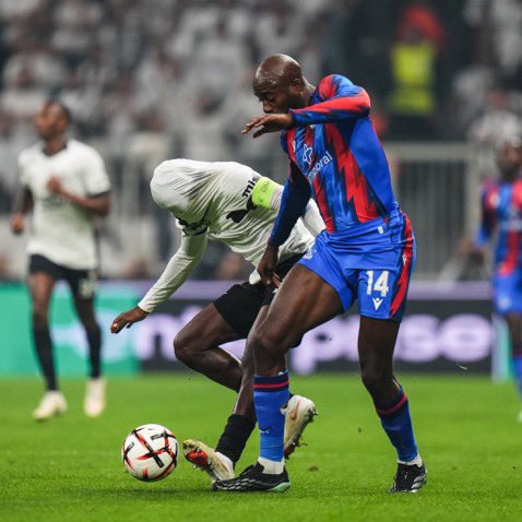 PalaceReport's tweet photo. Definitely aint seen this move before. https://t.co/EYqzv1vkbu