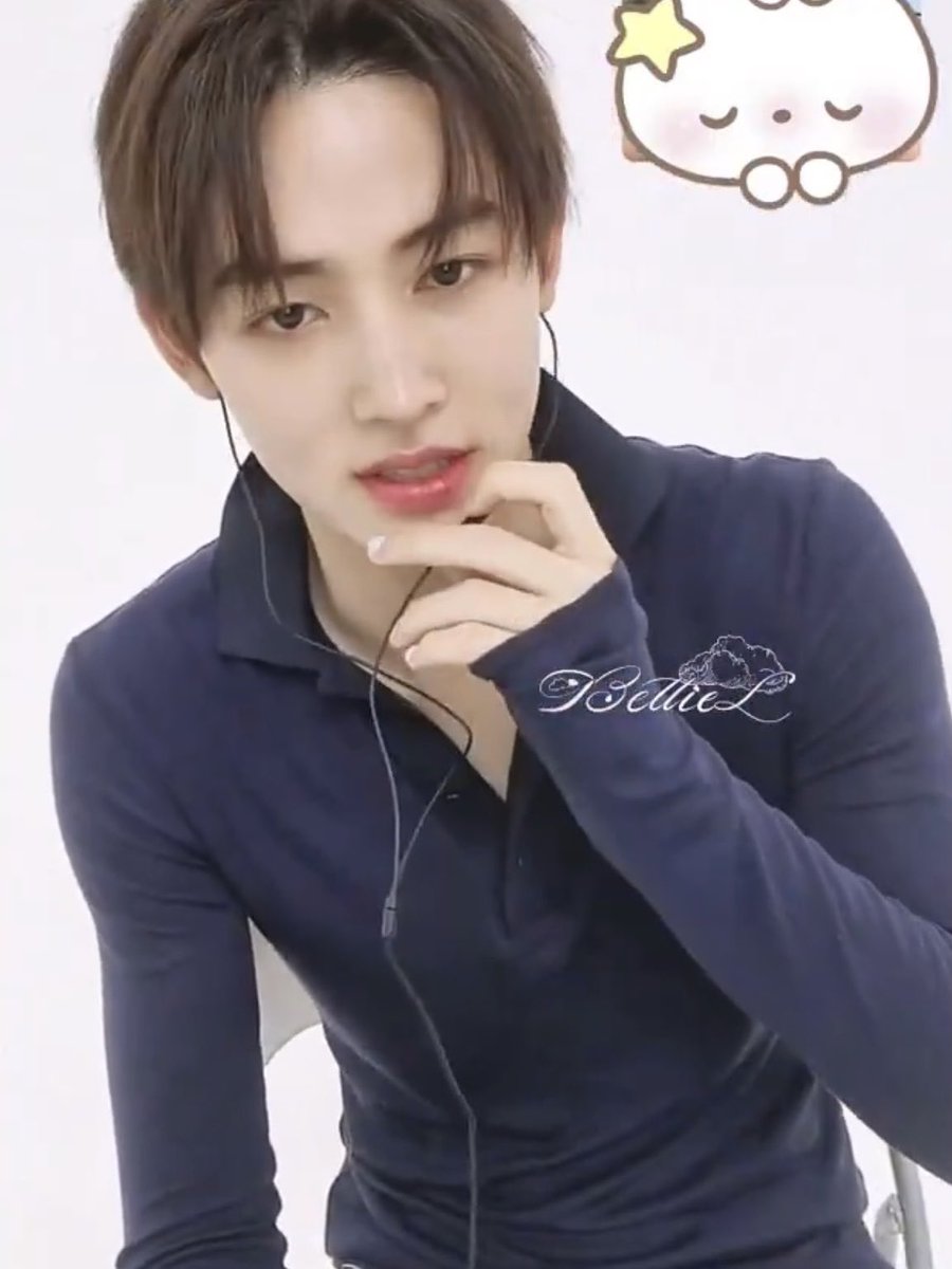 eomaoxi's tweet photo. seonghyeon in these kinds of long sleeve tops https://t.co/wTTZQBIq1Q