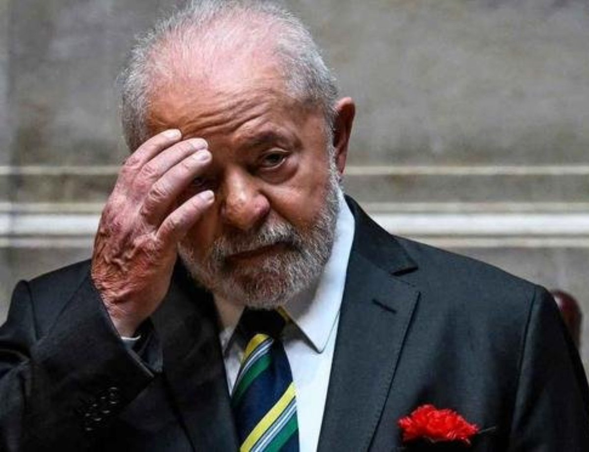 PrimeiroFront's tweet photo. 🔴ÚLTIMA HORA: Equipe de Lula entra em pânico após novas mensagens revelarem que Daniel Vorcaro deu de presente uma garrafa de uísque avaliada em R$ 500 mil para Lula no dia do seu aniversário.

“Isso não podia acontecer, vamos perder votos”, diz membro da equipe. https://t.co/fKpD858kt8