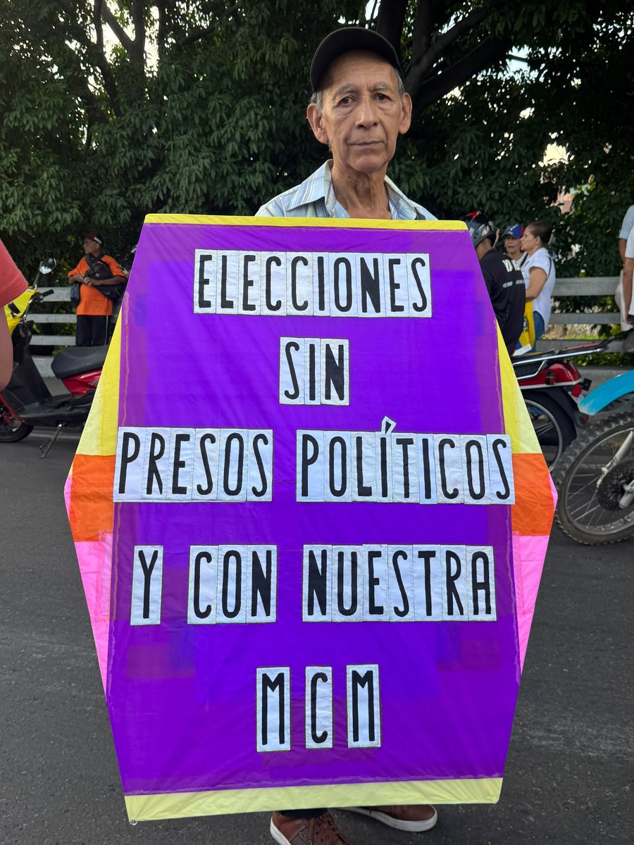 Sinmordaza's tweet photo. ¡EL CAMBIO DEMOCRÁTICO ES INEVITABLE! 

No nos resignaremos a vivir sin garantías ni libertades políticas. Exigimos un proceso electoral legítimo, transparente y soberano para reconstruir la nación. ¡Venezuela no se rinde!

#VenezuelaNoSeCalla #PresidencialesYa #LibertadYa #SinMordaza