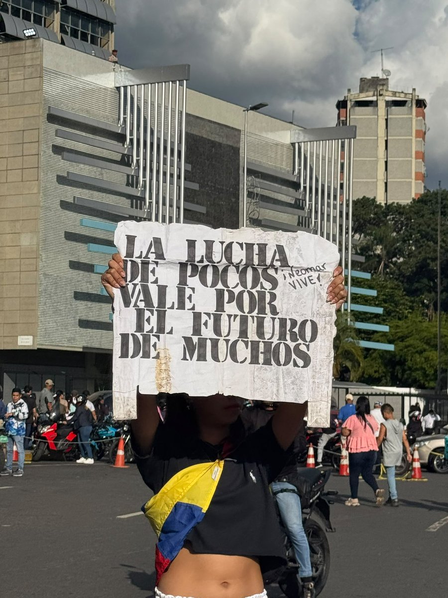 Sinmordaza's tweet photo. ¡EL CAMBIO DEMOCRÁTICO ES INEVITABLE! 

No nos resignaremos a vivir sin garantías ni libertades políticas. Exigimos un proceso electoral legítimo, transparente y soberano para reconstruir la nación. ¡Venezuela no se rinde!

#VenezuelaNoSeCalla #PresidencialesYa #LibertadYa #SinMordaza
