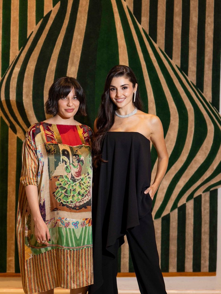 DailyHandeErcel's tweet photo. #HandeErçel,Pomellato’nun Dubai etkinliğinde bölgenin zanaatkarlığı ve yaratıcılığı ile ilham veren yetenekli kadınlarıyla bir arada.🌟♥️ https://t.co/3mL1jndRun