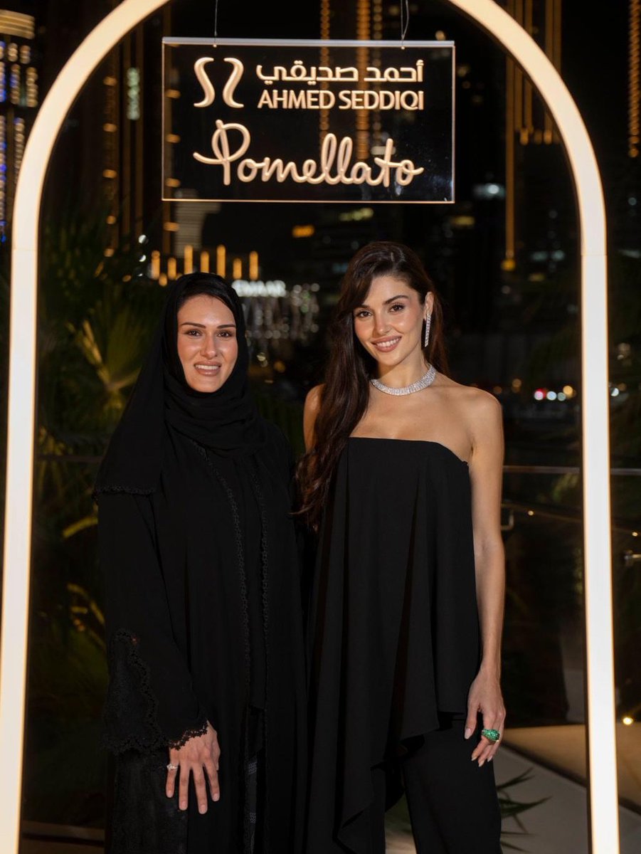 DailyHandeErcel's tweet photo. #HandeErçel,Pomellato’nun Dubai etkinliğinde bölgenin zanaatkarlığı ve yaratıcılığı ile ilham veren yetenekli kadınlarıyla bir arada.🌟♥️ https://t.co/3mL1jndRun