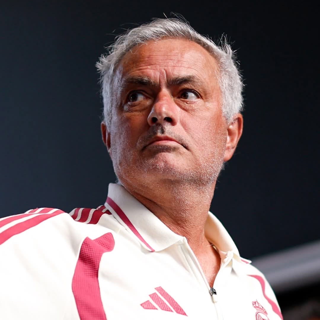 MadridXtra's tweet photo. 🚨💣 BREAKING: José Mourinho has DECIDED on 9/11 players for El Clásico.

The only doubt is the CB pairing. @marca https://t.co/YpJOcupIQc