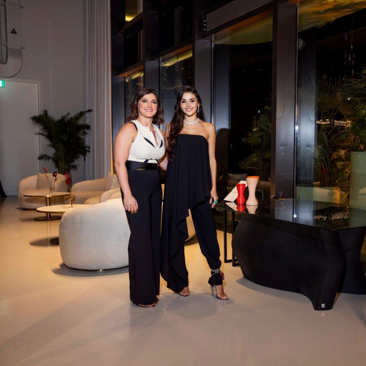 DailyHandeErcel's tweet photo. #HandeErçel,Pomellato’nun Dubai etkinliğinde bölgenin zanaatkarlığı ve yaratıcılığı ile ilham veren yetenekli kadınlarıyla bir arada.🌟♥️ https://t.co/3mL1jndRun
