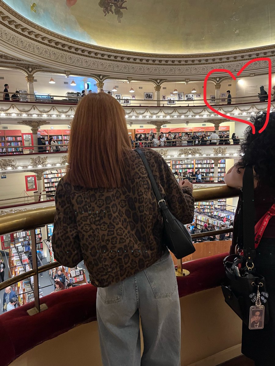 pjmivida's tweet photo. normal sacándome fotos en el ateneo después dándome cuenta quienes estaban atrás 🥹 https://t.co/pGHTpmlKpf