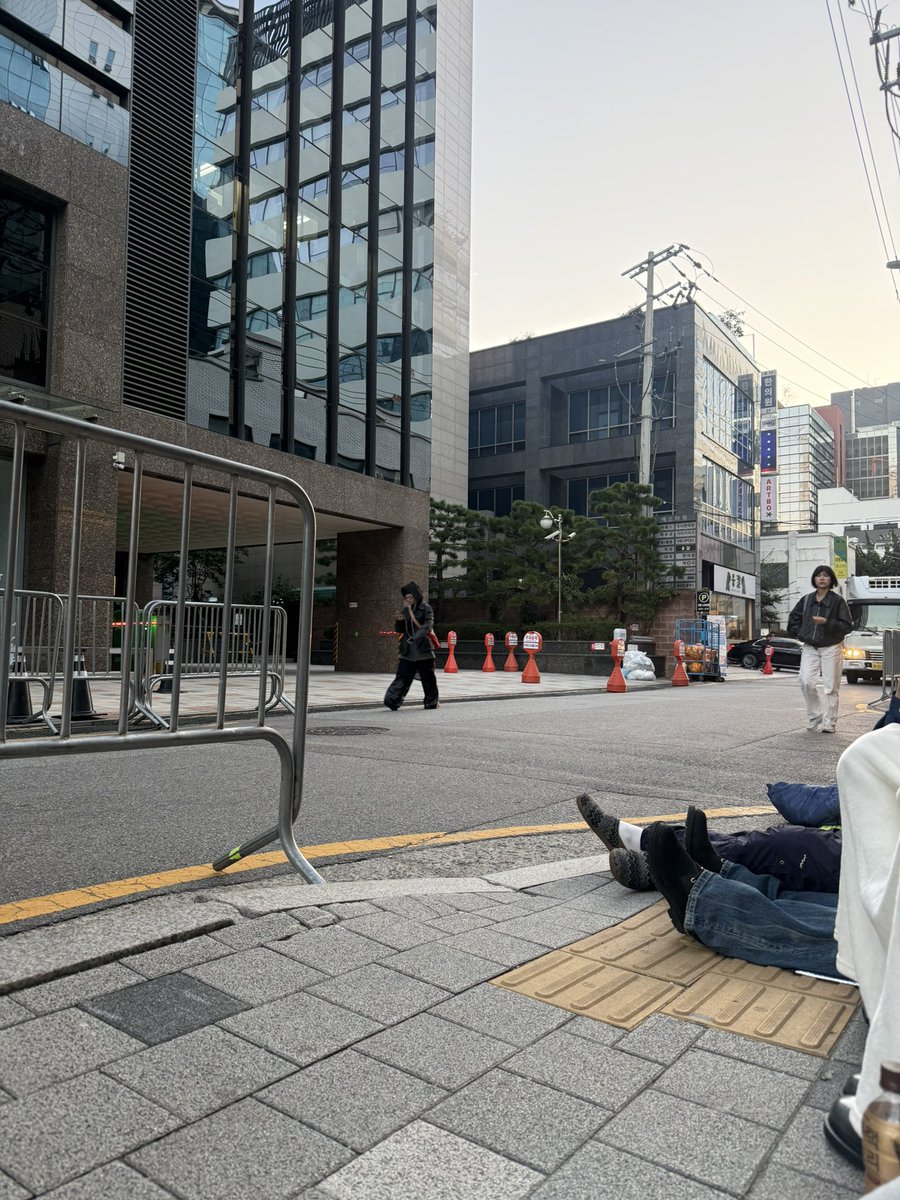 destinypeach77's tweet photo. I STAY OVERNIGHT FROM 8PM IN FRONT OF SKYLRK POP UP 😭💜✨ https://t.co/5QqkwZEvtb