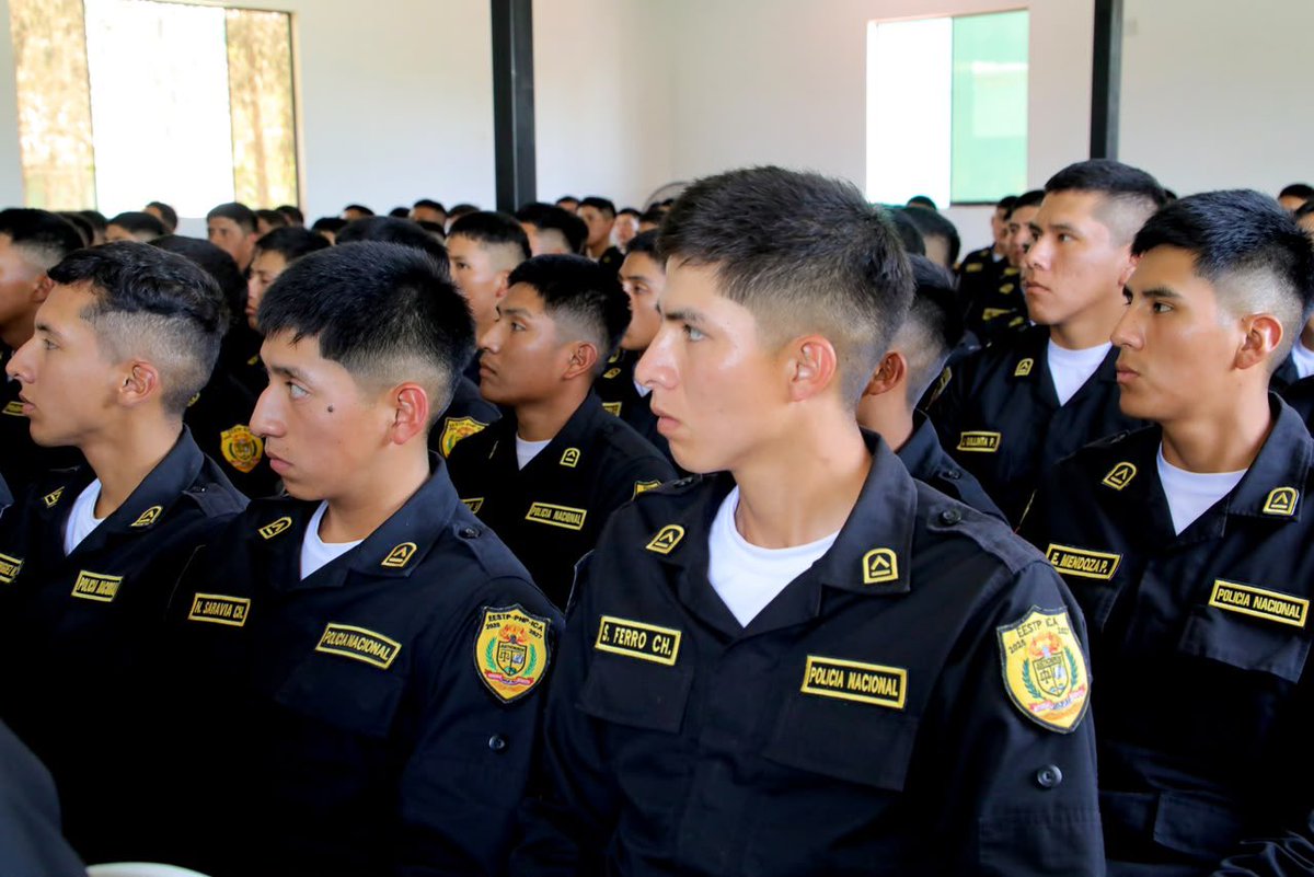 MininterPeru's tweet photo. 👮‍♂️ ¡250 futuros policías se preparan para fortalecer la seguridad ciudadana desde la prevención!

El #Mininter capacitó a estudiantes de la Escuela de Educación Superior Técnico Profesional PNP de Ica en seis programas preventivos orientados a identificar riesgos, promover la participación ciudadana y fortalecer el trabajo conjunto entre la PNP y la comunidad.

Durante la jornada, el viceministro de Seguridad Pública, César Alberto Jordán Brignole, resaltó la importancia de formar policías con liderazgo, integridad y vocación de servicio para recuperar la confianza ciudadana.

🇵🇪 #PerúResponde con prevención y compromiso ciudadano.