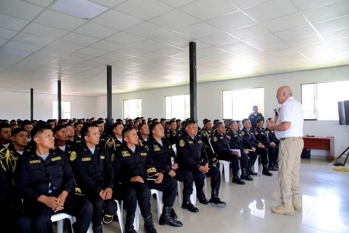 MininterPeru's tweet photo. 👮‍♂️ ¡250 futuros policías se preparan para fortalecer la seguridad ciudadana desde la prevención!

El #Mininter capacitó a estudiantes de la Escuela de Educación Superior Técnico Profesional PNP de Ica en seis programas preventivos orientados a identificar riesgos, promover la participación ciudadana y fortalecer el trabajo conjunto entre la PNP y la comunidad.

Durante la jornada, el viceministro de Seguridad Pública, César Alberto Jordán Brignole, resaltó la importancia de formar policías con liderazgo, integridad y vocación de servicio para recuperar la confianza ciudadana.

🇵🇪 #PerúResponde con prevención y compromiso ciudadano.