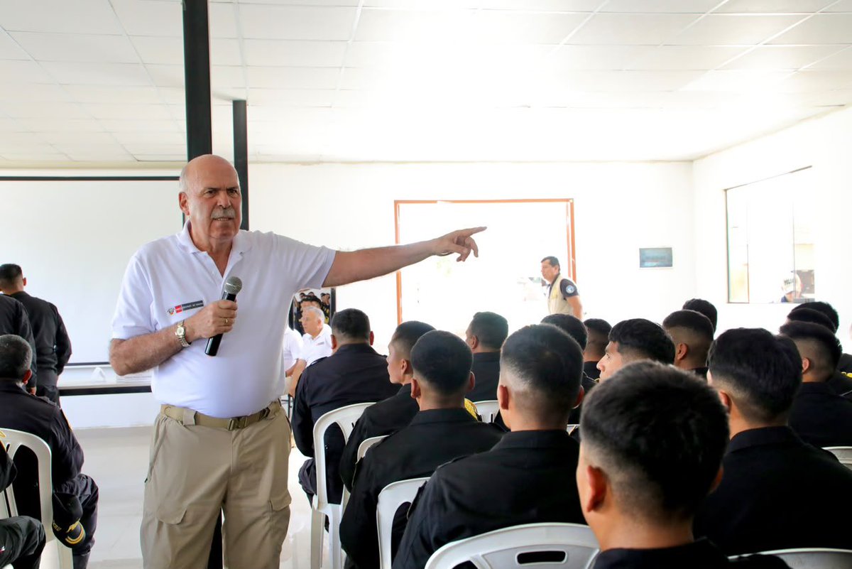 MininterPeru's tweet photo. 👮‍♂️ ¡250 futuros policías se preparan para fortalecer la seguridad ciudadana desde la prevención!

El #Mininter capacitó a estudiantes de la Escuela de Educación Superior Técnico Profesional PNP de Ica en seis programas preventivos orientados a identificar riesgos, promover la participación ciudadana y fortalecer el trabajo conjunto entre la PNP y la comunidad.

Durante la jornada, el viceministro de Seguridad Pública, César Alberto Jordán Brignole, resaltó la importancia de formar policías con liderazgo, integridad y vocación de servicio para recuperar la confianza ciudadana.

🇵🇪 #PerúResponde con prevención y compromiso ciudadano.