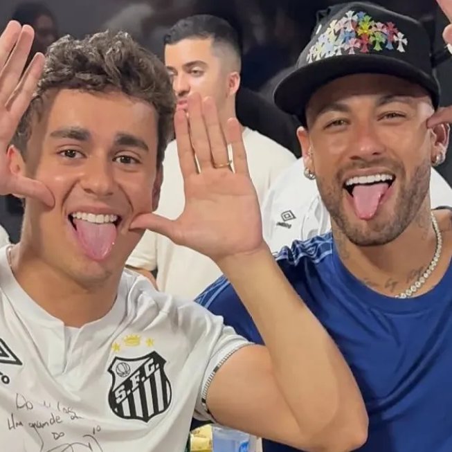 CuscoB222's tweet photo. Neymar gravou um vídeo com Nikolas ferreira e Flávio Bolsonaro e Gustavo Lima para a eleição de Domingo.

O vídeo promete bater recorde de viusualizações, curtidas e compartilhamentos. https://t.co/7MKF5BzADr