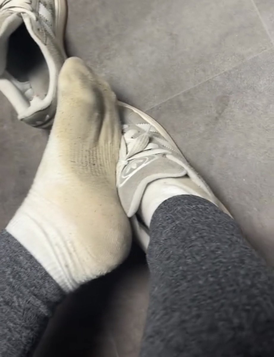 ass_kyy9's tweet photo. Y’a donc personne pour me les nettoyer ? 

#beurette #92i #pieds https://t.co/2IdO6uF4BB