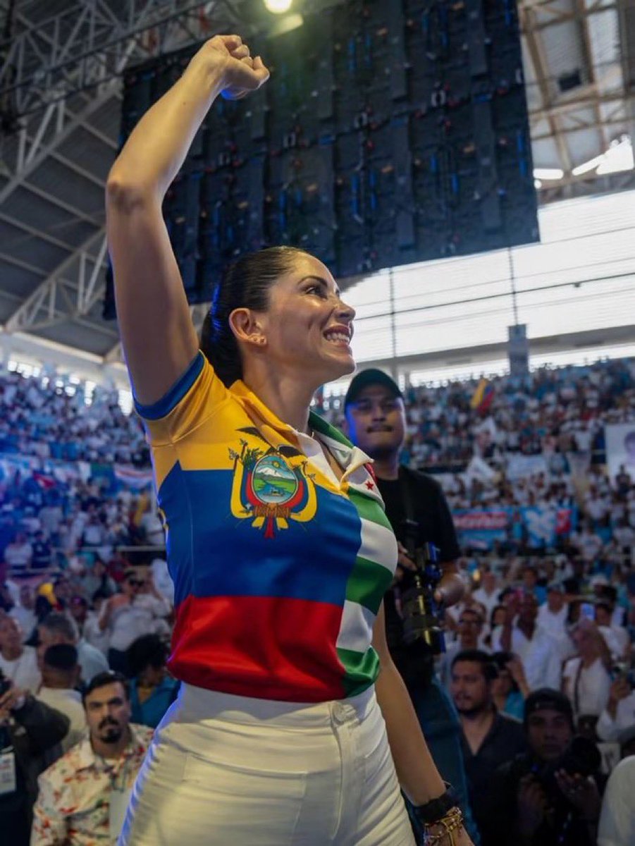 PrisSchettini's tweet photo. 🚨La detención injusta e ilegal de @LuisaGonzalezEc demuestra que en este país la justicia está prostituida y al servicio del poder. 
Vivimos en una DICTADURA donde la Constitución y las leyes NO sirven para nada, y donde la @FiscaliaEcuador junto a #Jueces cómplices actúan como el brazo armado del gobierno para borrar y neutralizar a los rivales políticos con casos armados.

Quieren callar a la mala las voces disidentes y perseguir a la oposición xq saben que no pueden ganar limpiamente en las urnas. 

Cuando los tribunales se convierten en herramientas de venganza y persecución, el Estado de derecho desaparece por completo y da paso a la DICTADURA que vivimos hoy

 ¡Basta a la persecución política!
 ¡No nos van a callar!
#LuisaNoEstaSola #LuisaInocente #LibertadParaLuisa #TodosConLuisa #JusticiaProstituida 
@EFEnoticias @AFP @Reuters @business @tassagency_en @ABC @POLITICOEurope @el_pais @guardian @RC5Oficial @MashiRafael @NBCNews @CBSNews @CFR_org @CIDH @ONU_es @radio_pichincha @ecuainm_oficial @EcEnDirecto @FrentesRojos