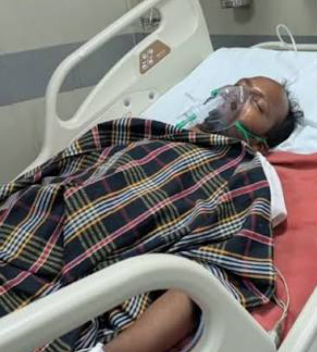 KarimDidar's tweet photo. When Tiger Shroff was attacked, he suffered only minor injuries.
But Umesh Chauhan, a blogger and Tiger's fan who was also caught in the same attack, was shot in the chest and stomach. 
He is still fighting for his life.

Everyone kept talking about Tiger, but hardly anyone talked about Umesh. 
His wife is 8 months pregnant, and her husband is still struggling to survive.

After 3 days, Ayesha Shroff finally visited Umesh and assured his family that she would help them. ❤️