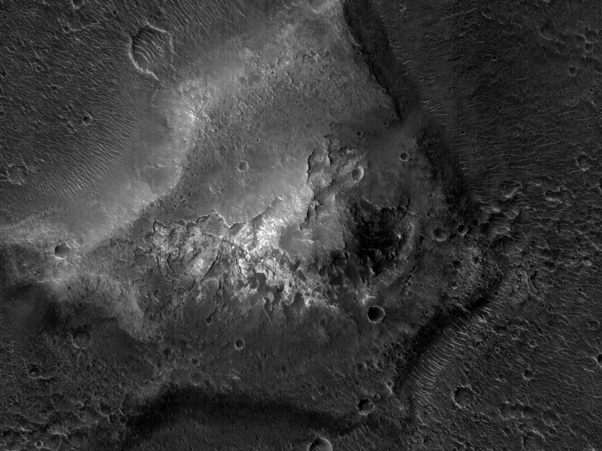 HiRISE's tweet photo. HiPOD: A Layered Butte near Mawrth Vallis

This landform has many interesting characteristics like bright-toned layering at the meter scale and fracturing. This image can help us understand how the thickness of the bright-toned deposit changes over time.

ID: ESP_072096_2065 https://t.co/l9JE7mBYkZ