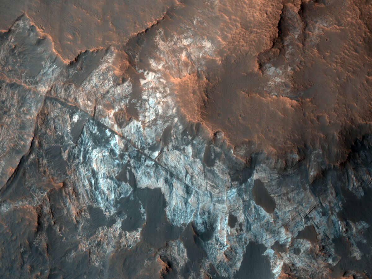 HiRISE's tweet photo. HiPOD: A Layered Butte near Mawrth Vallis

This landform has many interesting characteristics like bright-toned layering at the meter scale and fracturing. This image can help us understand how the thickness of the bright-toned deposit changes over time.

ID: ESP_072096_2065 https://t.co/l9JE7mBYkZ