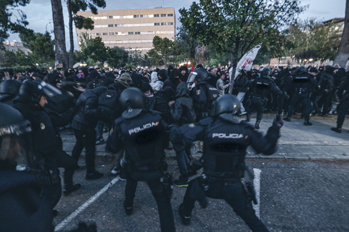 picaraza_'s tweet photo. En el lado correcto de la historia: Varios miles de antifascistas que han impedido al inútil de Vito Quiles entrar en la Universidad de Zaragoza a montar su circo. 

Y en el otro lado: un puñado de cayetanos escoltados por la policía. https://t.co/x1DZW7bu8S