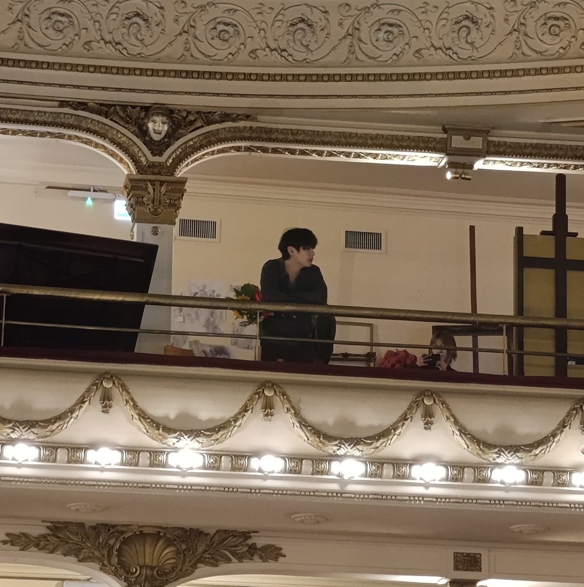 ehisupersic's tweet photo. taehyung aveva un mazzo di fiori in mano e le persone hanno detto che jungkook ha passato il tempo a fotografarlo 
e mentre a tutti scoppia il fegato quando si parla dei taekook, questi due continuano ad uscire da soli fregandosene di tutto il resto https://t.co/vD1dtnjOKq