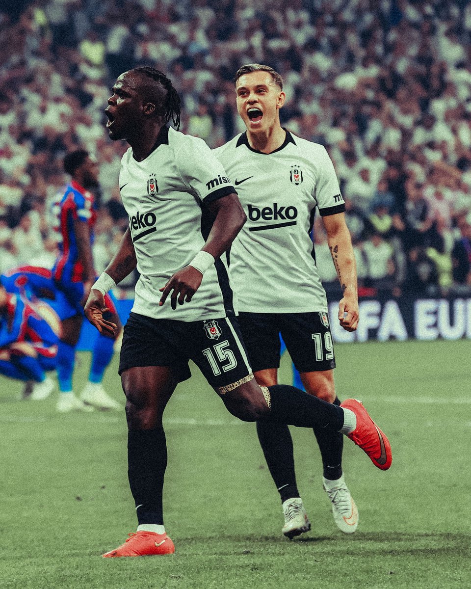 LTrossard's tweet photo. We never give up. We keep going. What an atmosphere. 🦅🔥😍 https://t.co/cDbjnk9nMh