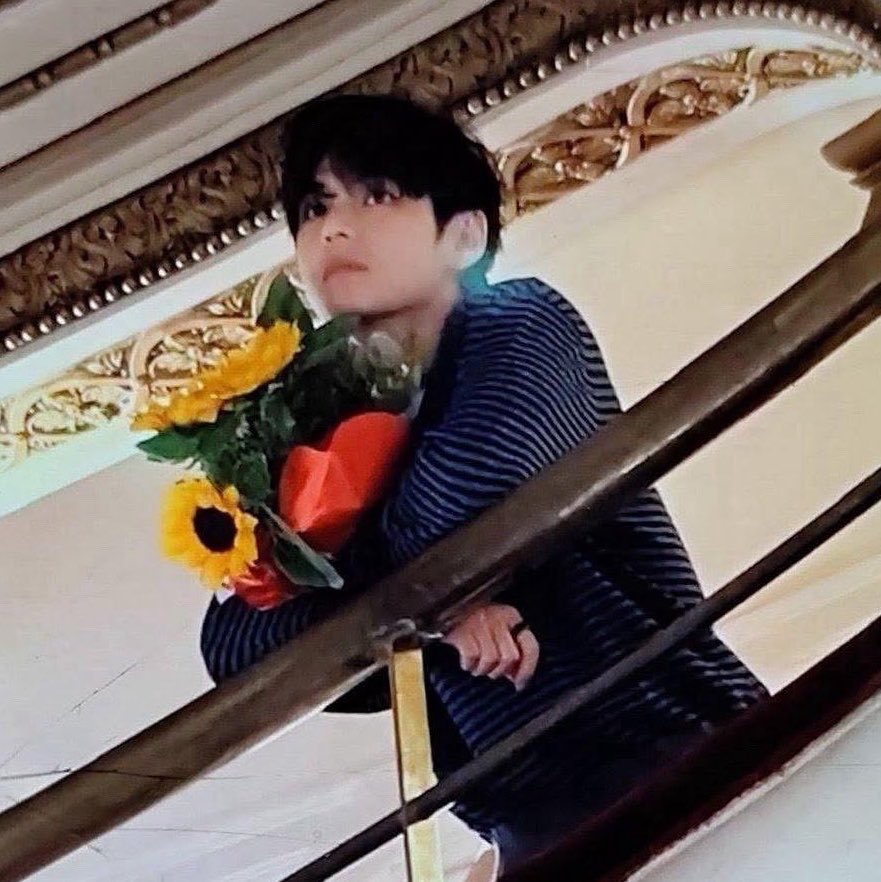 siakthv's tweet photo. NOO LOOK AT MY FLOWER BOY https://t.co/LdAmd22JHk