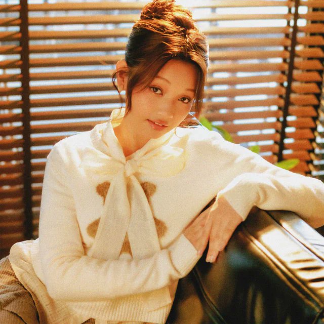 Andytygafm's tweet photo. I love how in the song using a old school phone, to be closer to the one she's calling..It seems maybe they arrived by the end of the song. Might be more clear in the MV. Such a radio friendly song😁
#GEHLEE #CloserwithGEHLEE https://t.co/8HBeDEf7Wm