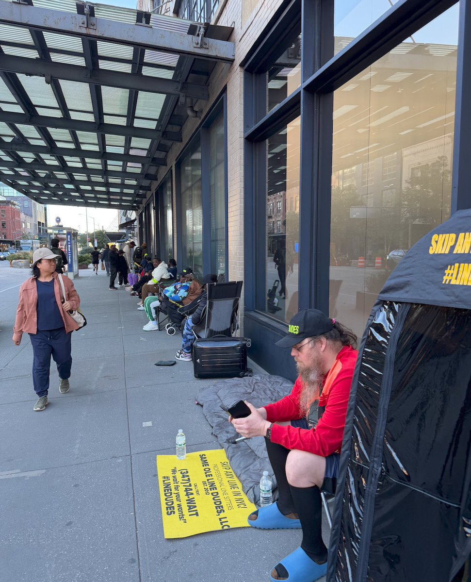 RMB's tweet photo. When I heard Apple was making a foldable screen phone, I thought it was lame. I was SUPER SUPER wrong.  Looks like it might be...a banger. Line started forming outside the Meatpacking store several days early. Like old times. https://t.co/YAB625KrUE