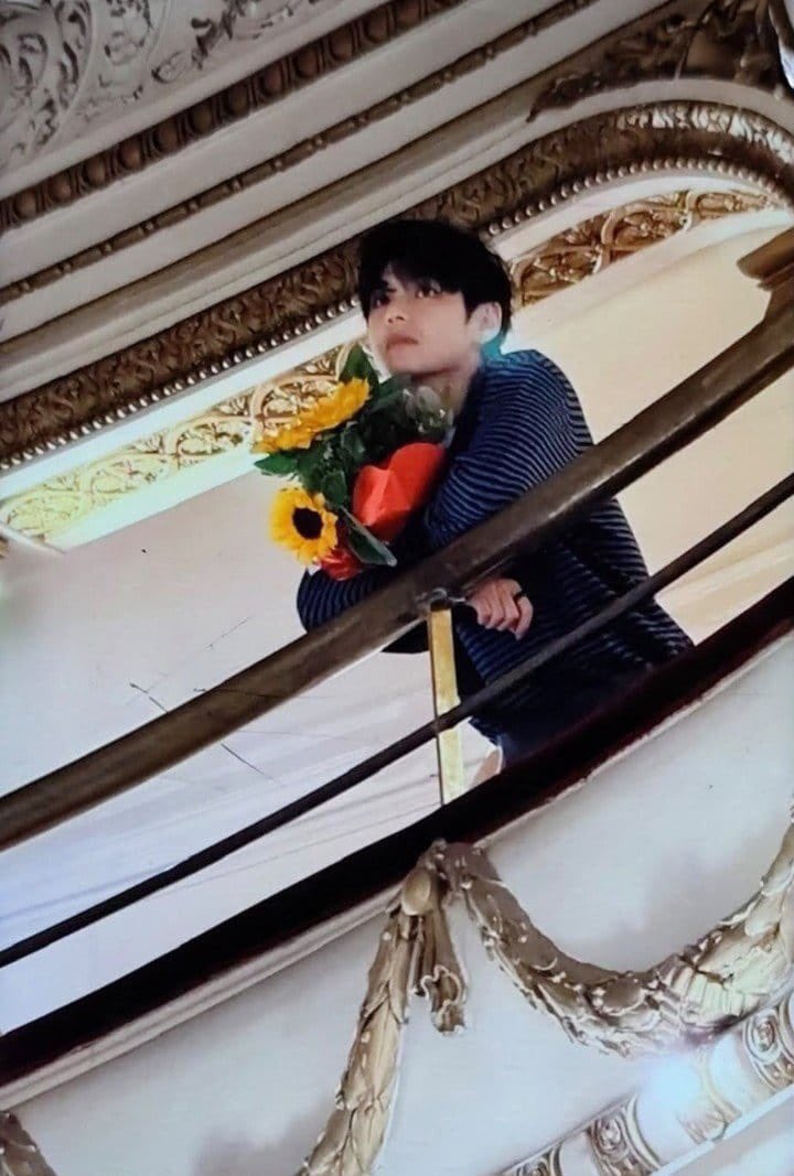 jufloweers's tweet photo. FOI O JUNGKOOK QUE DEU FLORES PRA ELE, FOTOGRAFOU E DEPOIS VAI POSTAR NO INSTA!!!! NAO QUERO SABER SE TO MALUCA https://t.co/FdvBJOfYrp