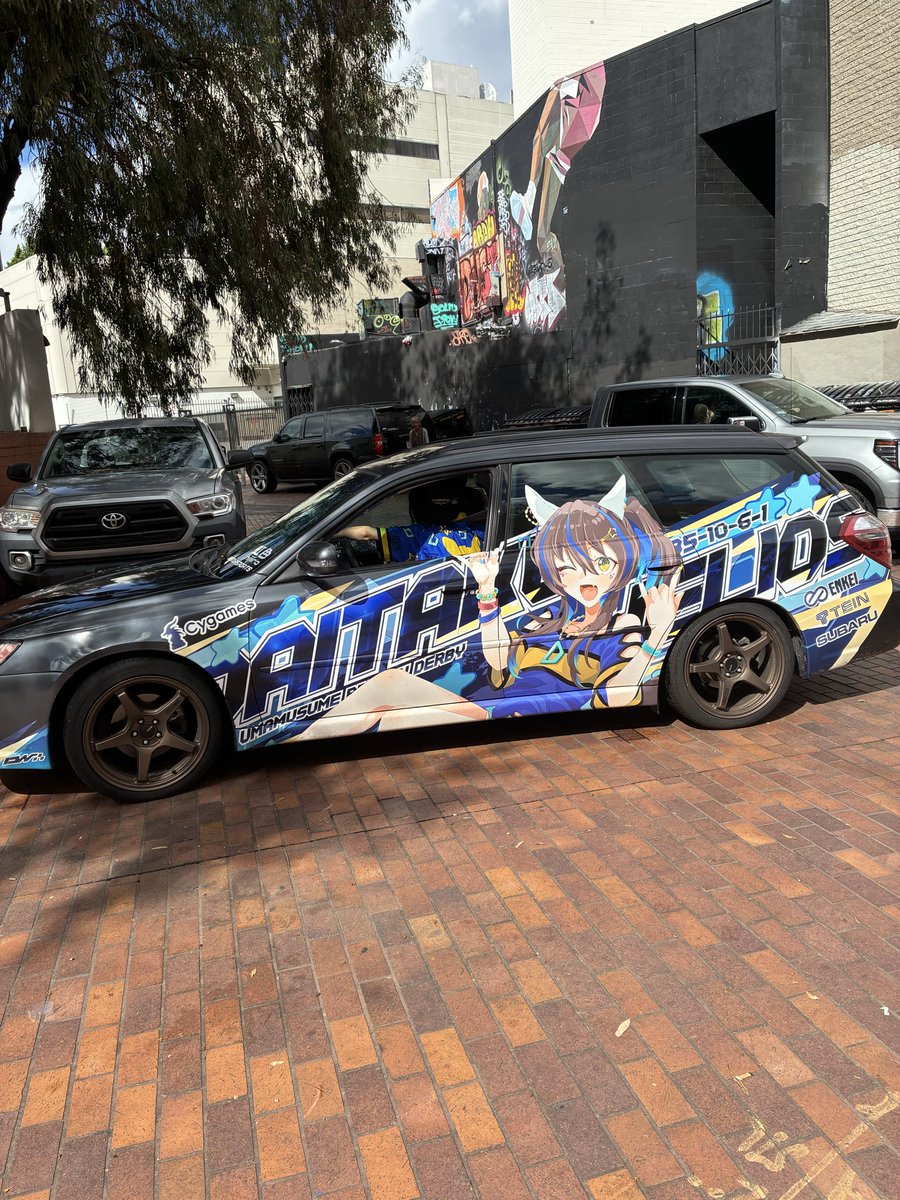puppy_umamusume's tweet photo. ダイタクヘリオスの痛車inロサンゼルスだ〜❣️😆

…ん？　＼ﾋｮｺｯ／ https://t.co/CIxaNfy52M