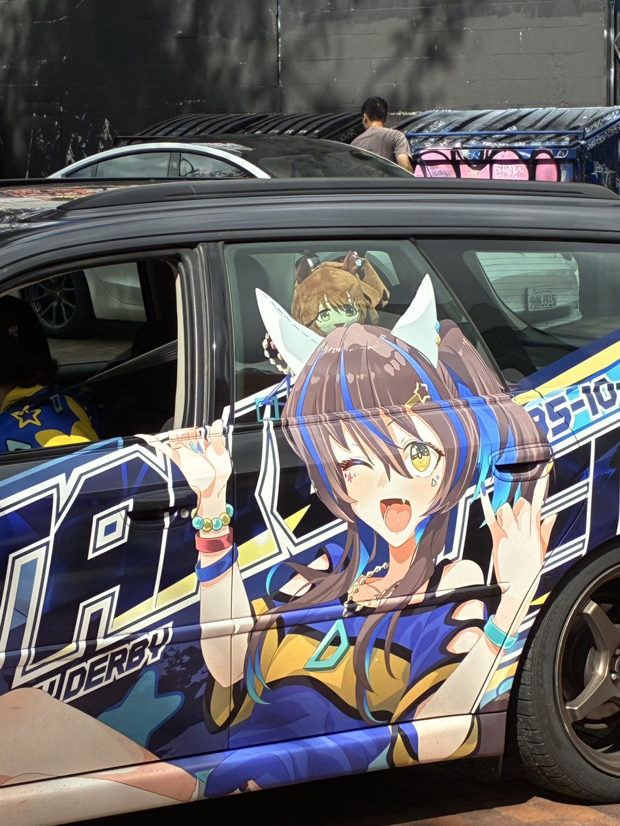 puppy_umamusume's tweet photo. ダイタクヘリオスの痛車inロサンゼルスだ〜❣️😆

…ん？　＼ﾋｮｺｯ／ https://t.co/CIxaNfy52M