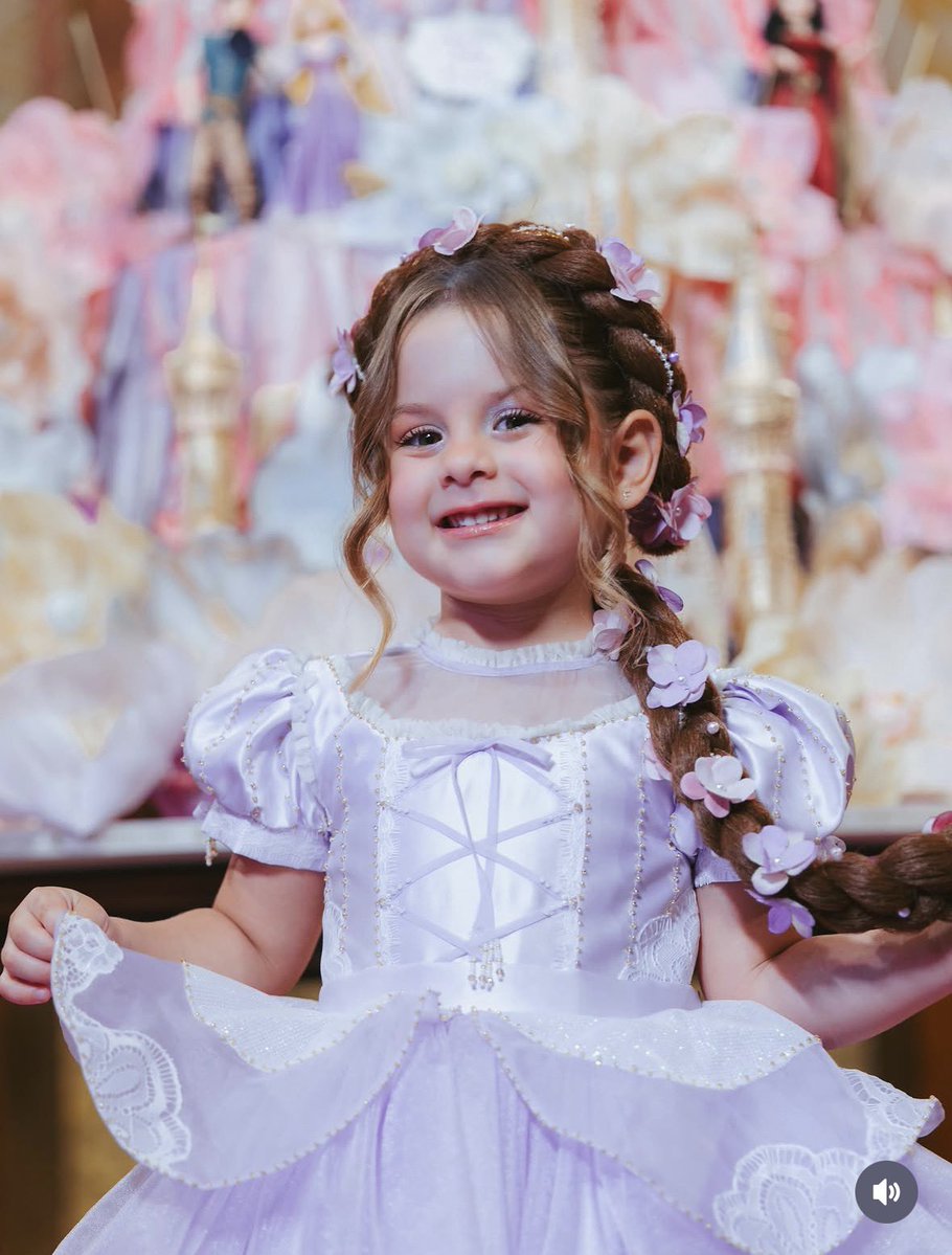 hablarapha's tweet photo. a floflo tá perfeitinha demais! ficou uma princesa linda e da pra ver que ela ficou feliz com a festa e a fantasia 😍💖 https://t.co/L2jMscs2SF