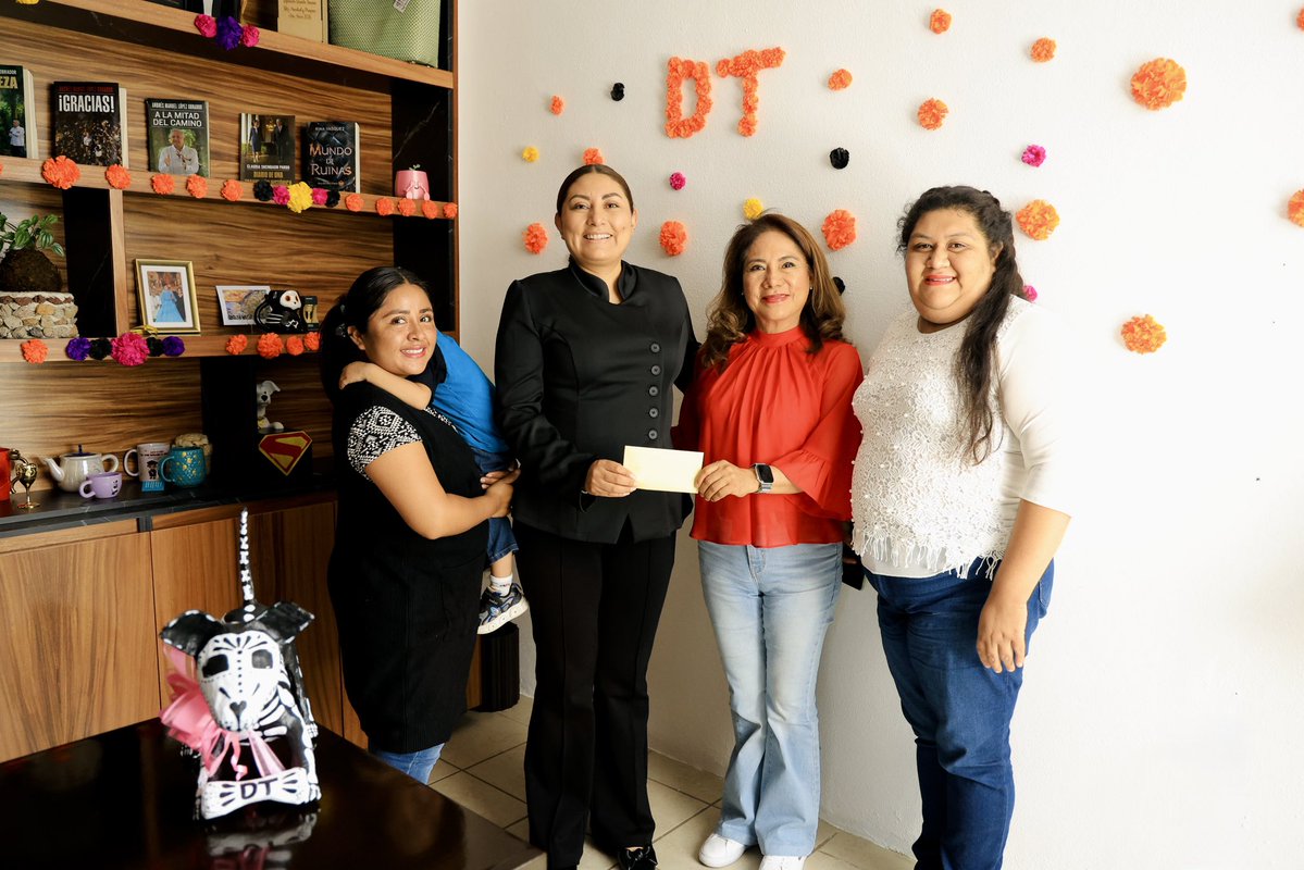 DanielaTaurinoo's tweet photo. También la colonia Calicanto en #SantaLucíaDelCamino es alegría y tradición, con mucho gusto hice entrega de un apoyo económico a nuestras amigas de esta comparsa para que su tradicional fiesta se lleve a cabo. 🕯️🎃👏🏽

Este es el segundo año que se lleva a cabo, y estoy convencida de que apoyar nuestras tradiciones es apoyar lo que somos, por qué una comparsa no es solo música y color, es identidad, es comunidad, es la historia viva de nuestras colonias.

Gracias al comité por no dejar morir esta hermosa tradición y por permitirme ser parte de ella.

#DanielaTaurino #DistritoXll #Oaxaca #Tradiciones