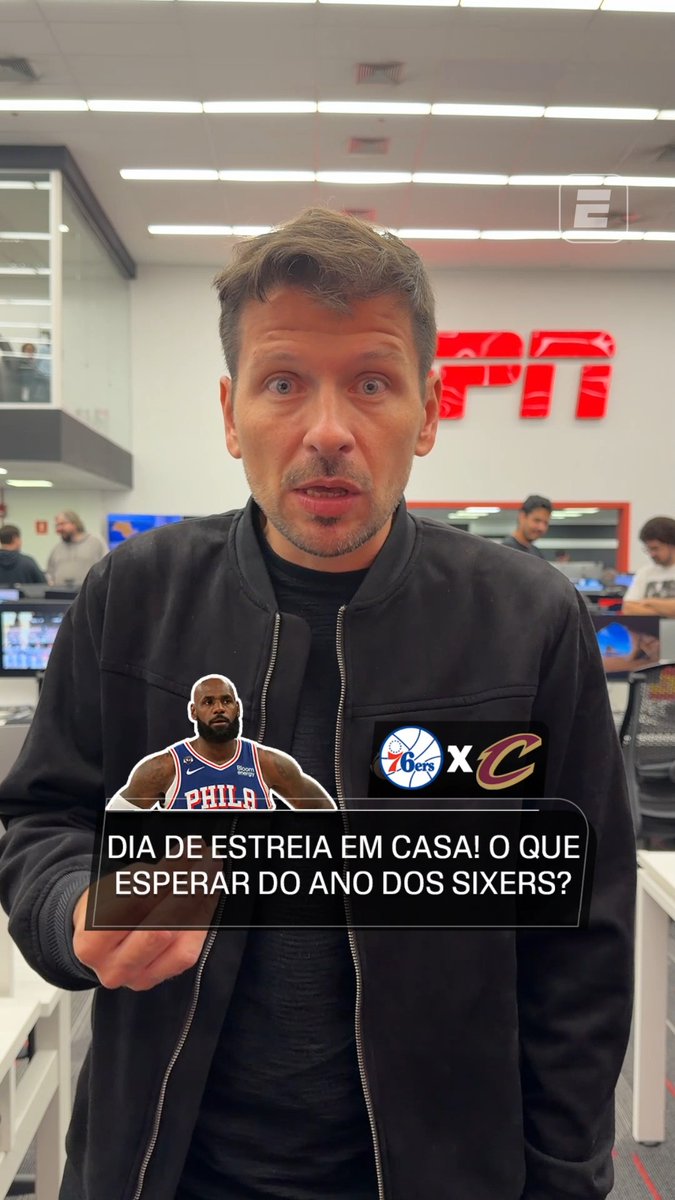 A man in an ESPN office stands in front of a graphic featuring LeBron James in a Philadelphia 76ers uniform and the text “DIA DE ESTREIA EM CASA! O QUE ESPERAR DO ANO DOS SIXERS?” with the 76ers and Cavaliers logos. The post announces LeBron James’s debut in Philadelphia as the 76ers host the Cleveland Cavaliers live on ESPN.