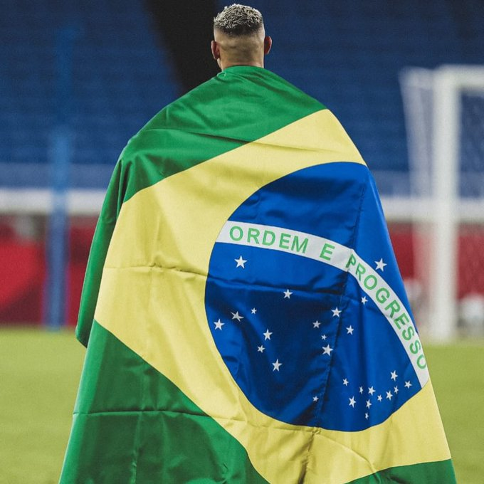 ZAMENZA's tweet photo. Richarlison: "Domingo é o dia mais importante do nosso país nos próximos 4 anos. Votem, analisem os planos de governo. Todos merecem uma vida digna e, por isso, eu sempre me posicionei ao lado de estudantes, dos trabalhadores e da ciência. Eu nunca me esqueci de onde eu vim! Vamo, Brasil!”

Neymar nunca será.