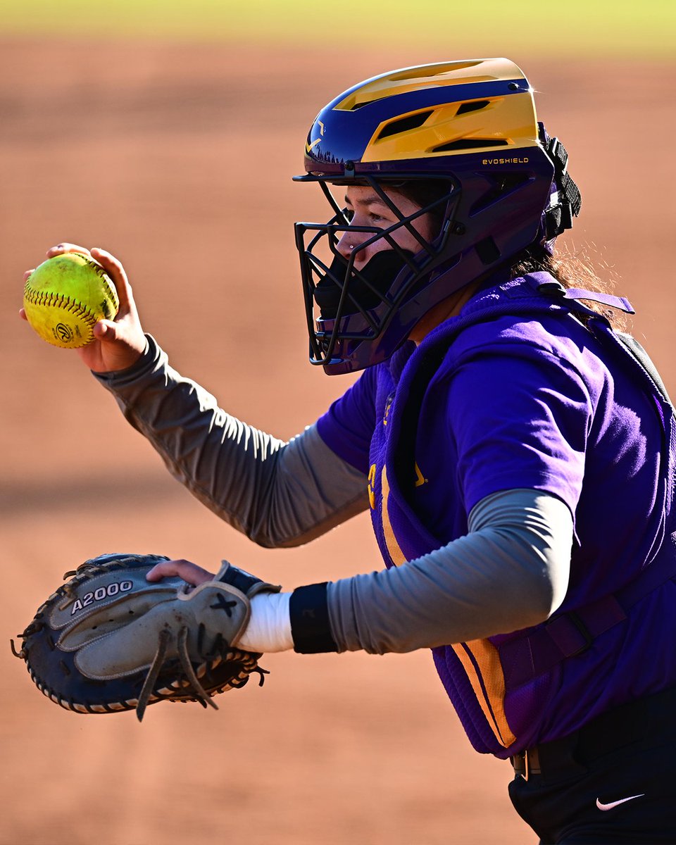 LSUsoftball's tweet photo. Sunshine &amp; softball, what more could you ask for 😇 https://t.co/Ckg66m3ssE