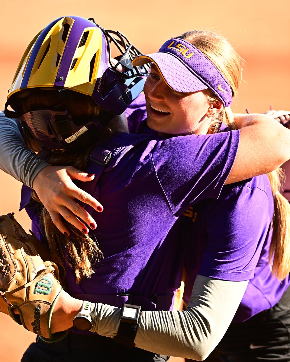 LSUsoftball's tweet photo. Sunshine &amp; softball, what more could you ask for 😇 https://t.co/Ckg66m3ssE