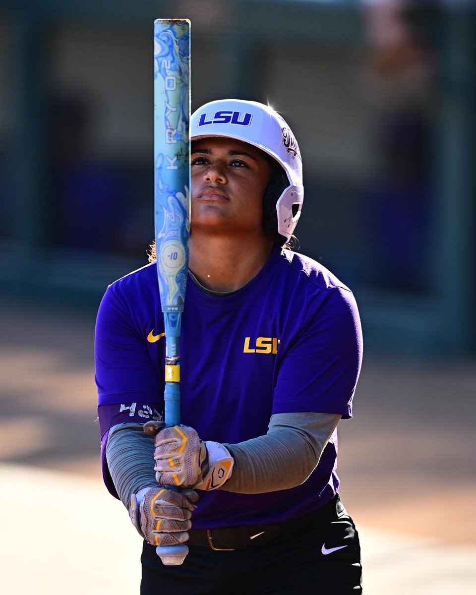 LSUsoftball's tweet photo. Sunshine &amp; softball, what more could you ask for 😇 https://t.co/Ckg66m3ssE