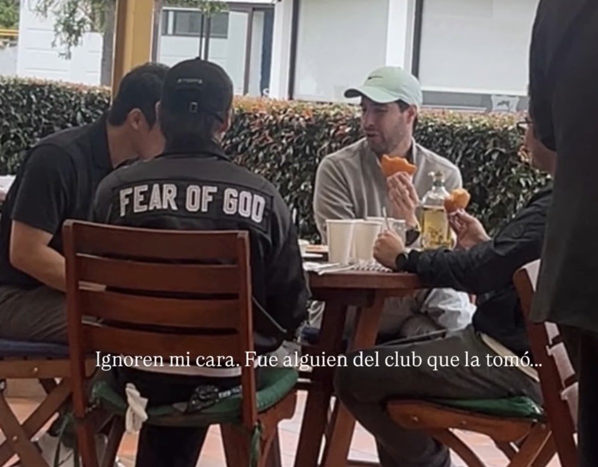 jmthvie's tweet photo. min yoongi, una arepa de huevo y una botella de amarillo en una misma foto y no es edit, DESPERTAME QUE ESTOY SOÑANDO https://t.co/JRVE7AzO62