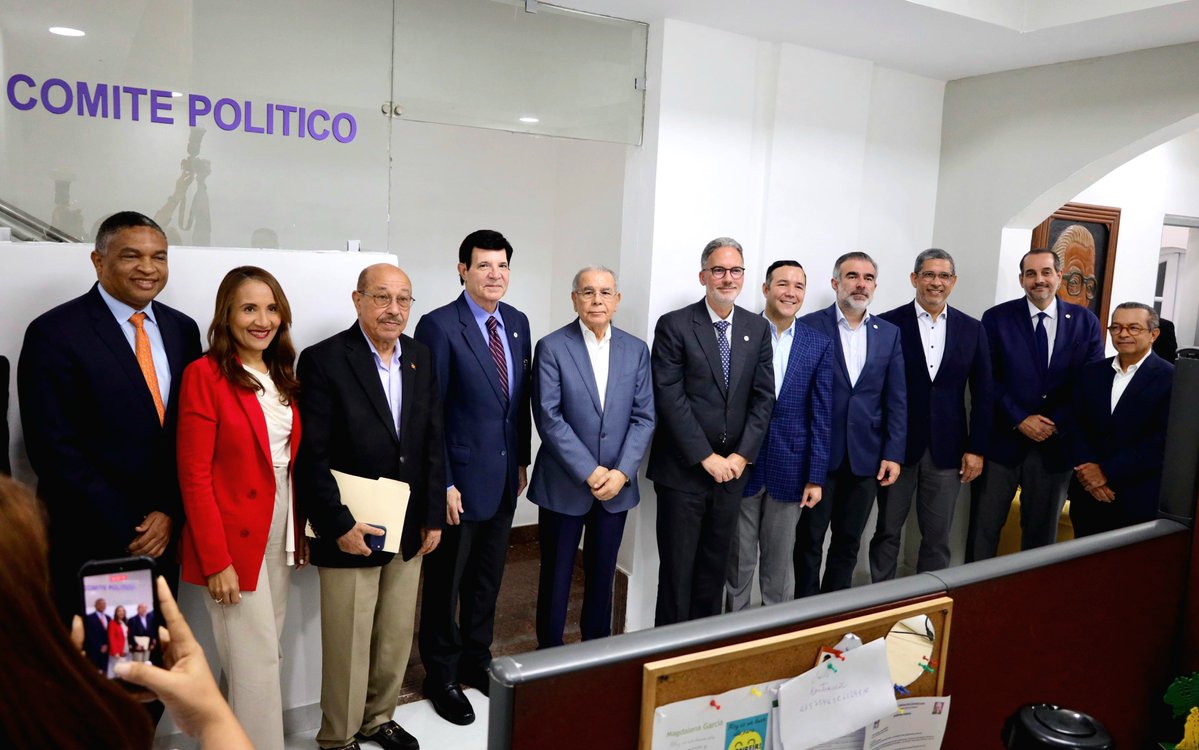PLDenlinea's tweet photo. #PortadaPrincipalPLD | Encuentro de Industriales en el PLD.

Directiva AIRD visita Oficina Presidencial #PLD se reúne con el Presidente @DaniloMedina, @JohnnyPujols, Secretario General y una representación de su dirección.

AMPLIAR: https://t.co/VgJldNRKSC https://t.co/pSj6KxyrFF