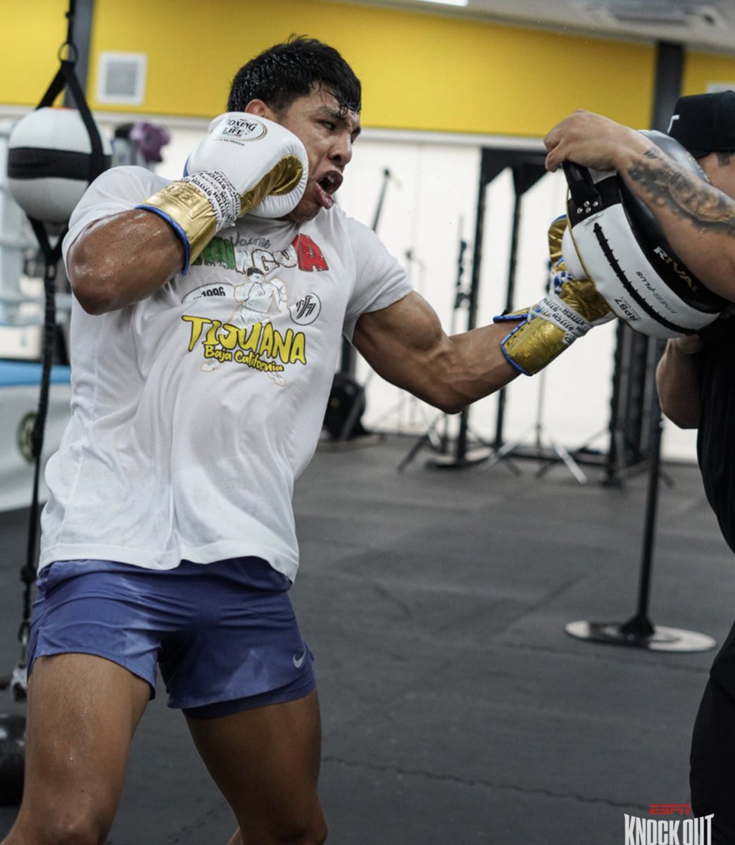 BOXINGnBBQ's tweet photo. DAMN‼️

Munguia lookin CRAZY swole for his match in Riyadh‼️🔥

Via ESPN KnockOut https://t.co/TLiIesWOIs