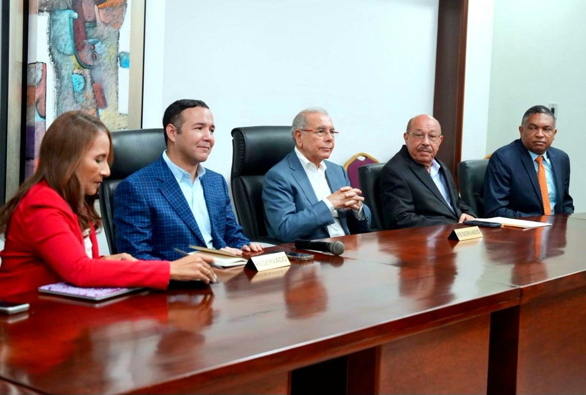 PLDenlinea's tweet photo. #PortadaPrincipalPLD | Encuentro de Industriales en el PLD.

Directiva AIRD visita Oficina Presidencial #PLD se reúne con el Presidente @DaniloMedina, @JohnnyPujols, Secretario General y una representación de su dirección.

AMPLIAR: https://t.co/VgJldNRKSC https://t.co/pSj6KxyrFF