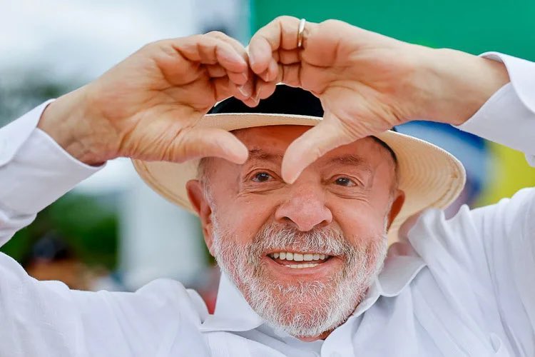 BritoFillho's tweet photo. MAIOR LÍDER DA HISTÓRIA 
🚨📚🧠👀1️⃣3️⃣✅🇧🇷🇧🇷🇧🇷🇧🇷
#LulaNosTeAmamos
#EsquentaDaLiveDe24HS
#LulaAoVivoComSeuExercito
#FlavioBolsonaroNaLancha https://t.co/YspJo7nPcX