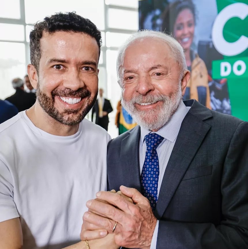 stagepopbr's tweet photo. PRÍNCIPE! Jão está presente na live de Lula e Janones. https://t.co/Qfm95YYHEn