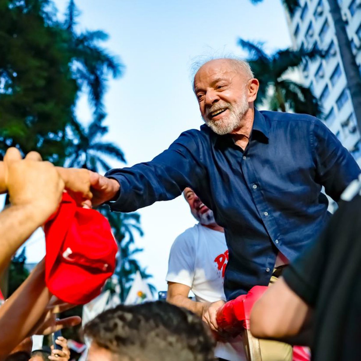 eixopolitico's tweet photo. 🇧🇷 ELEIÇÕES 2026 | PRESIDENTE

VOTOS VÁLIDOS
🔵 Flávio Bolsonaro (PL): 50% (-1)
🔴 Lula (PT): 50% (+1)

VOTOS TOTAIS
🔵 Flávio Bolsonaro (PL): 47% (=)
🔴 Lula (PT): 46% (+1)
⚪ Branco/nulo/nenhum: 5% (−1)
❔ Indecisos: 2% (=)

📊 Datafolha/Globo/Folha
📅 20-22/out
2.154 entrevistados • ±2 p.p. • Presencial
Registro TSE: BR-09709/2026