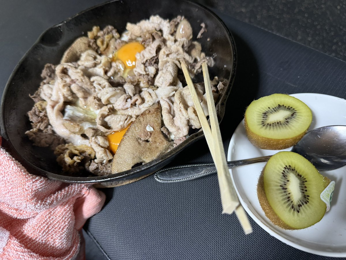 nikuoj's tweet photo. 肉食560日目　朝
バター15g、牛小間170g、豚レバー65g、豚こま180g、卵2個、キウイ1個 https://t.co/m4y4Rlahug