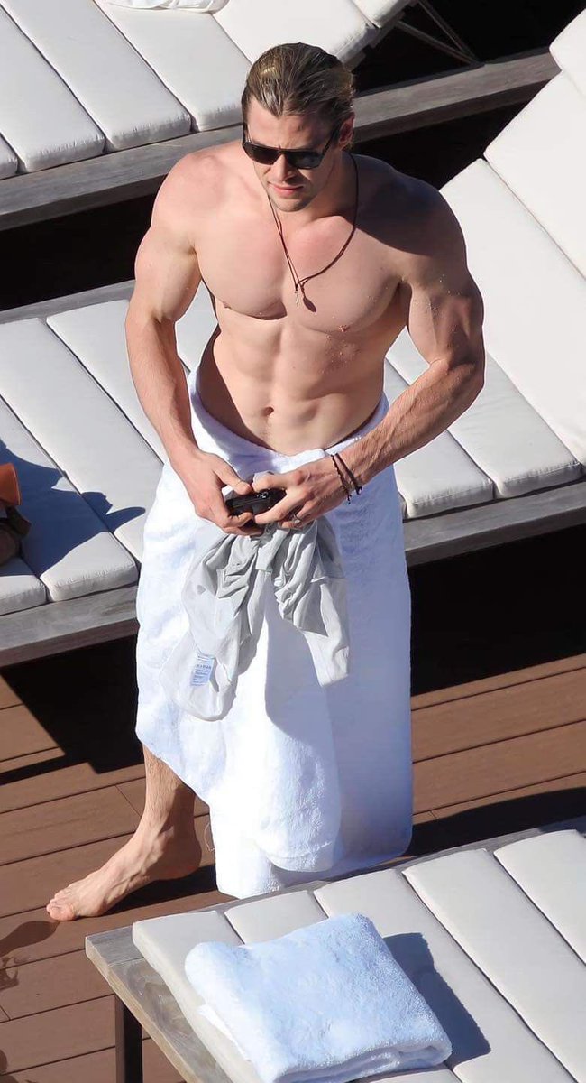 PaparazziHub's tweet photo. Chris Hemsworth relaxing by a pool at the Park Hyatt in Sydney, Australia. what a build! 💪🥶 https://t.co/aDQqJbw4tO