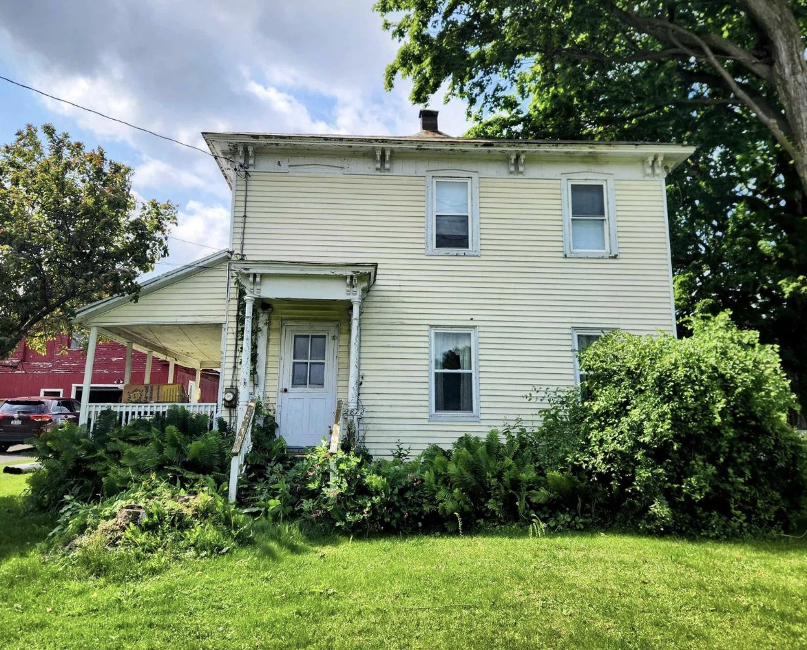 oldhouseunder50's tweet photo. 4/2 c.1900 #NewYork #Farmhouse and #Barn on 0.58 Acre $75K. 
https://t.co/IF2RVF2Vpq https://t.co/EiQwEwc1Cj