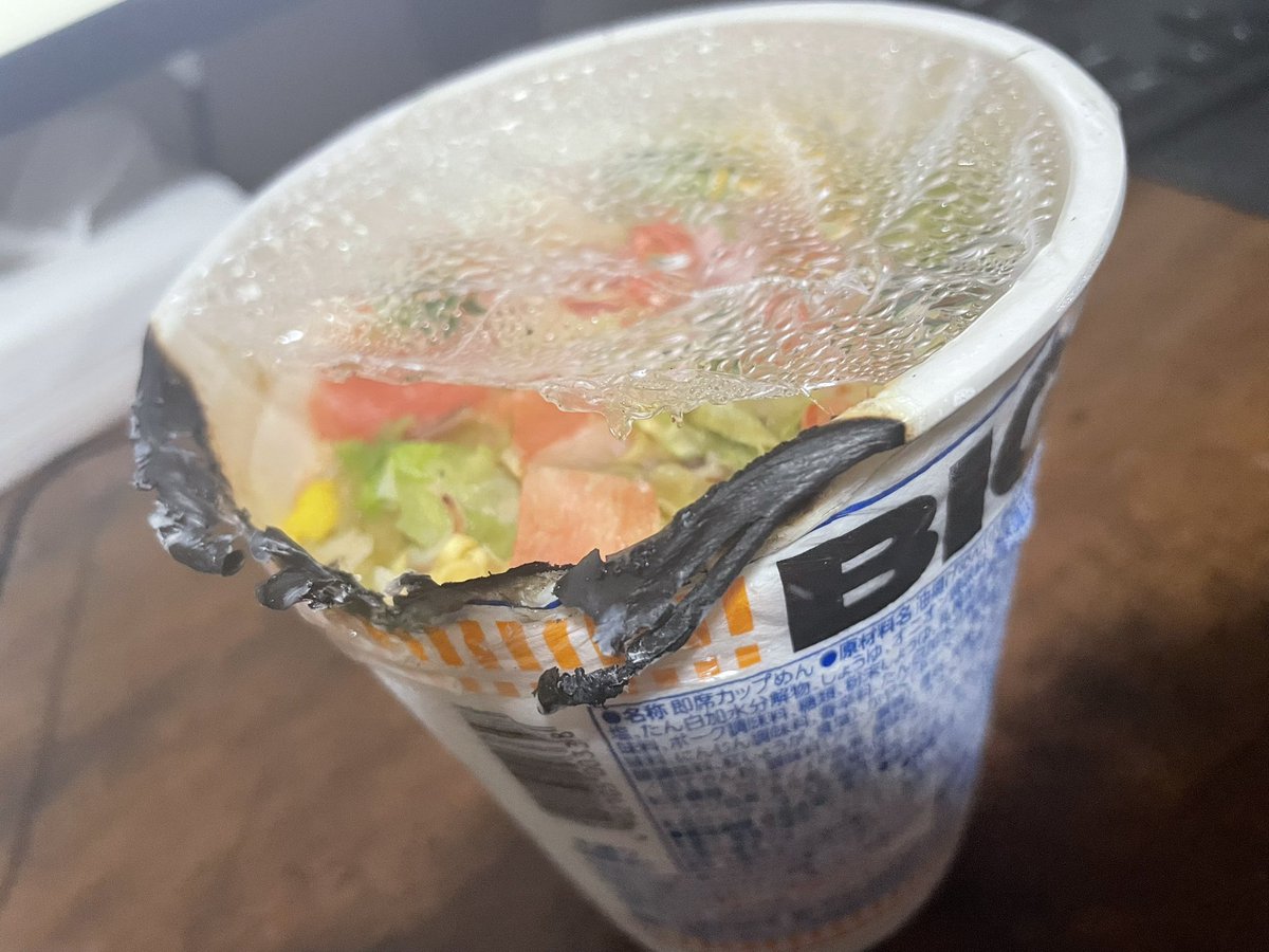 potat0yonde's tweet photo. 風邪でダウンしていますが流石にお腹空いてカップ麺食べよ…と思ったらレンチンで火を吹きました…（もったいないから全部食べたけど汁は怖くて飲まなかった）
買い出し行けないからご飯嬉しいありがとう…😭 https://t.co/bhELkYqg53
