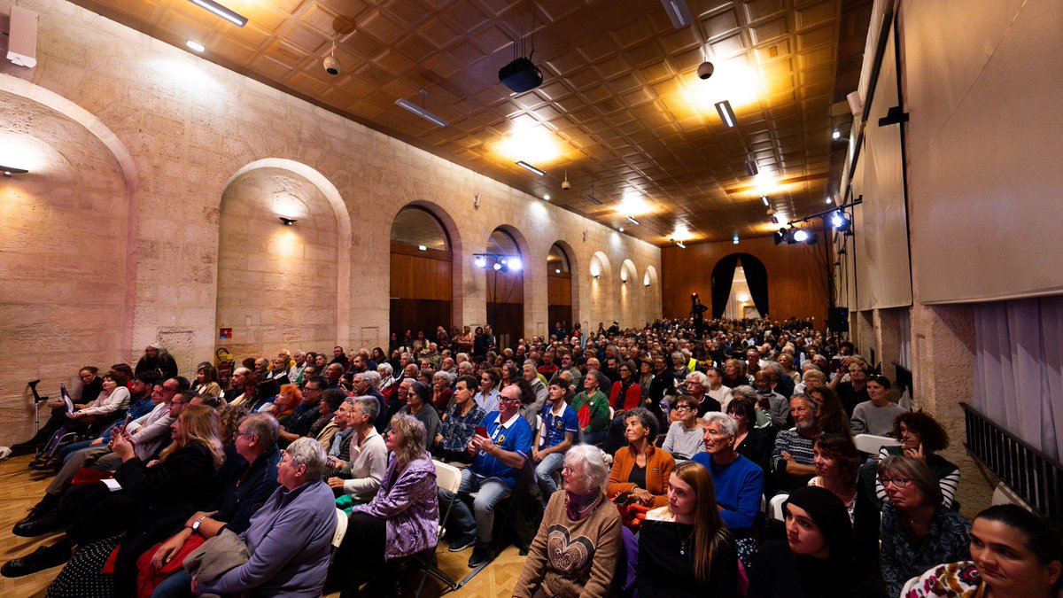 MathildePanot's tweet photo. Historique ! Plus de 900 personnes et 3 salles pleines à Rochefort ce soir.

Plus on nous cible, plus les soutiens à la candidature de Jean-Luc Mélenchon affluent. 

Merci à Benoit Biteau d’avoir été parmi nous. 

Dans 6 mois, on change tout ! https://t.co/iAq0OTHXiz